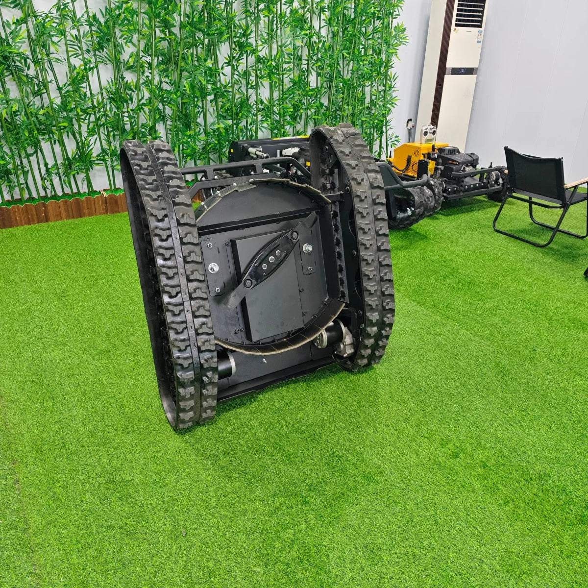 Personalized Customized Ce Epa All Terrain Lawn Mowing Robot With Rubber Tracks And Multi Functional Remote Control